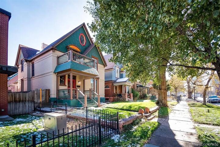 Gorgeous home with pool & tub in downtown Denver gallery image 2