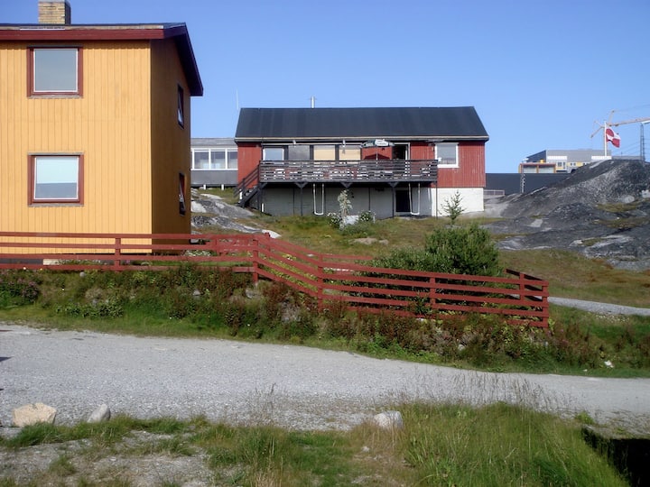 Room with private entrance, in lovely green neighborhood Houses for