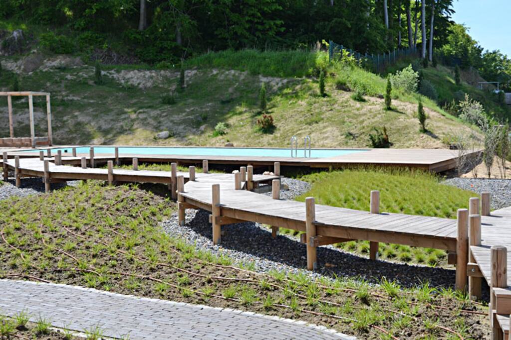Die Gartenanlage am Aussenpool der Villen Philine und Claire im Ostseebad Sellin