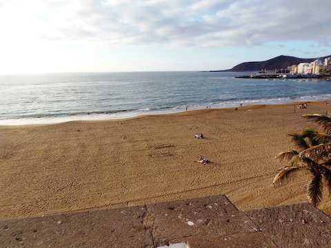 Top Airbnb: First line of Playa Las Canteras, Wi-Fi, views en Las Palmas De Gran Canaria