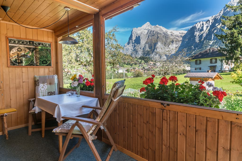 Gedeckte Terrasse mit Blick zum Wetterhorn und Eiger
