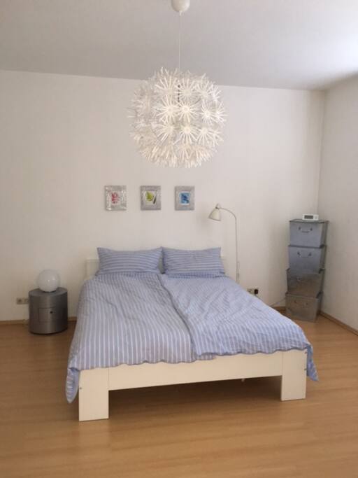 Im Schlafzimmer mit Doppelbett