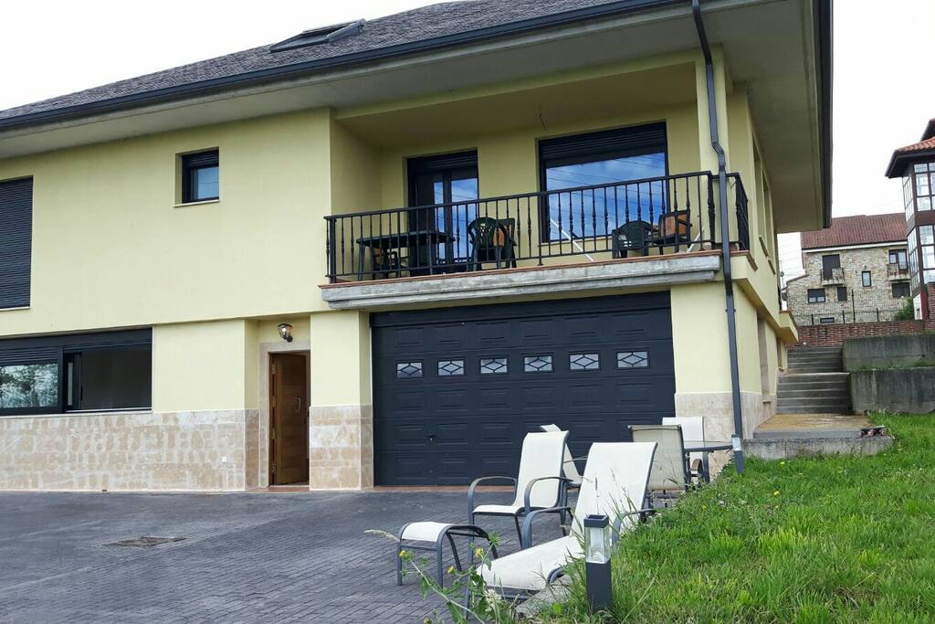 Entrada apartamento y jardín