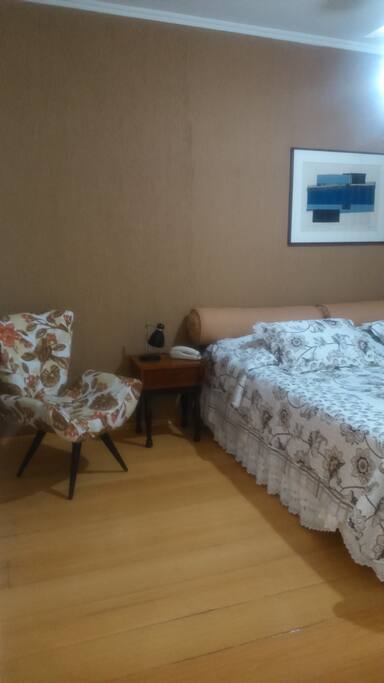 Cama box king.Visão lateral.