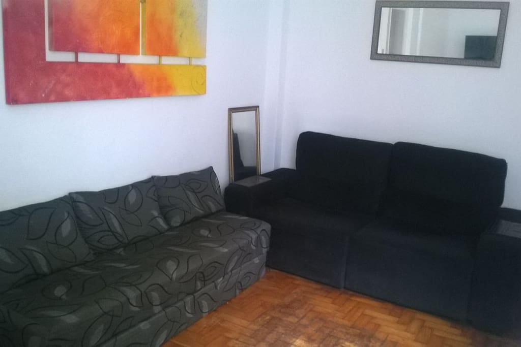Sala com 1 sofá retrátil e 1 sofá cama de casal