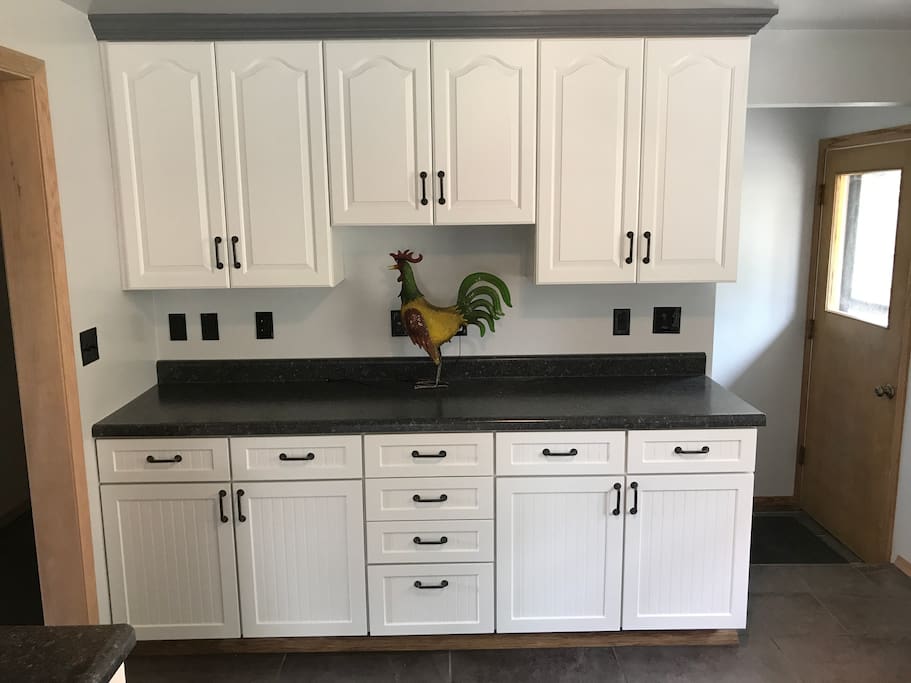Lots of cabinet space in the kitchen
