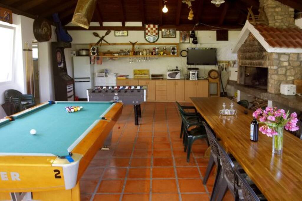 The tavern, barbecue, games
GRATIS