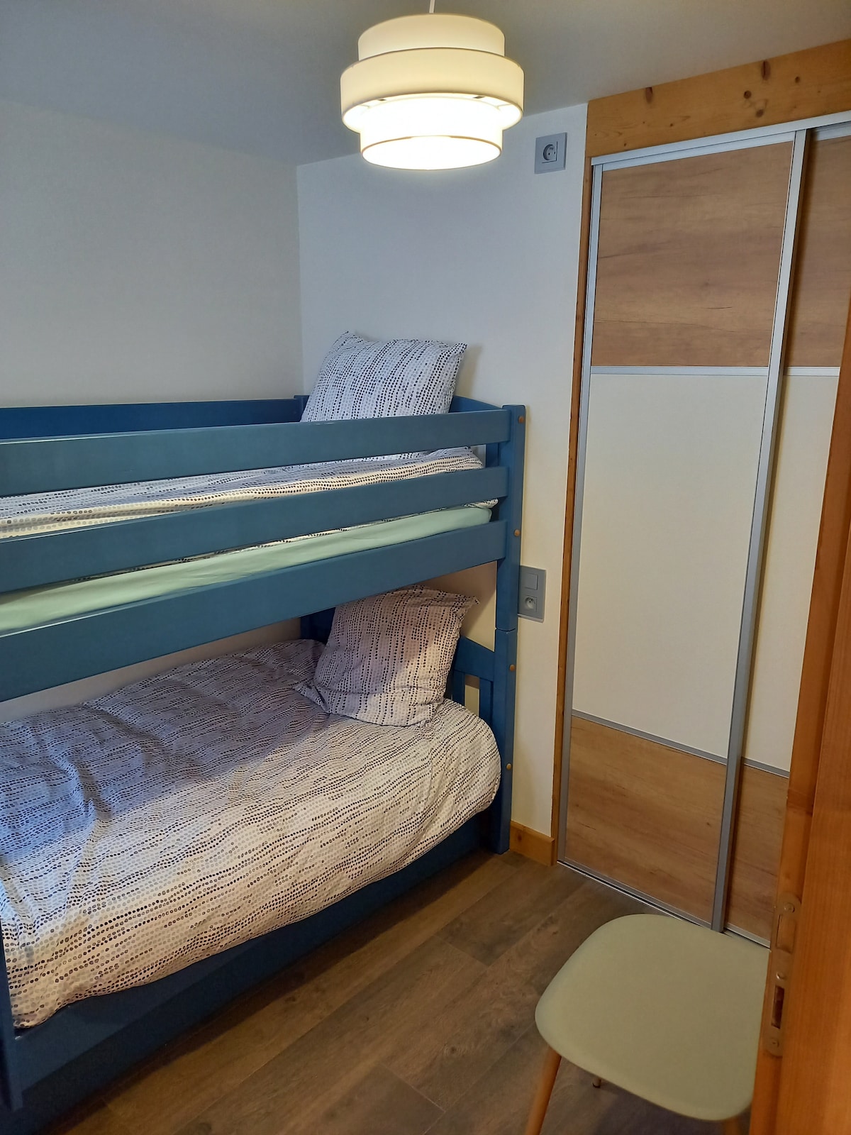 غرفة نوم بسريرين بطابقين فرديين 