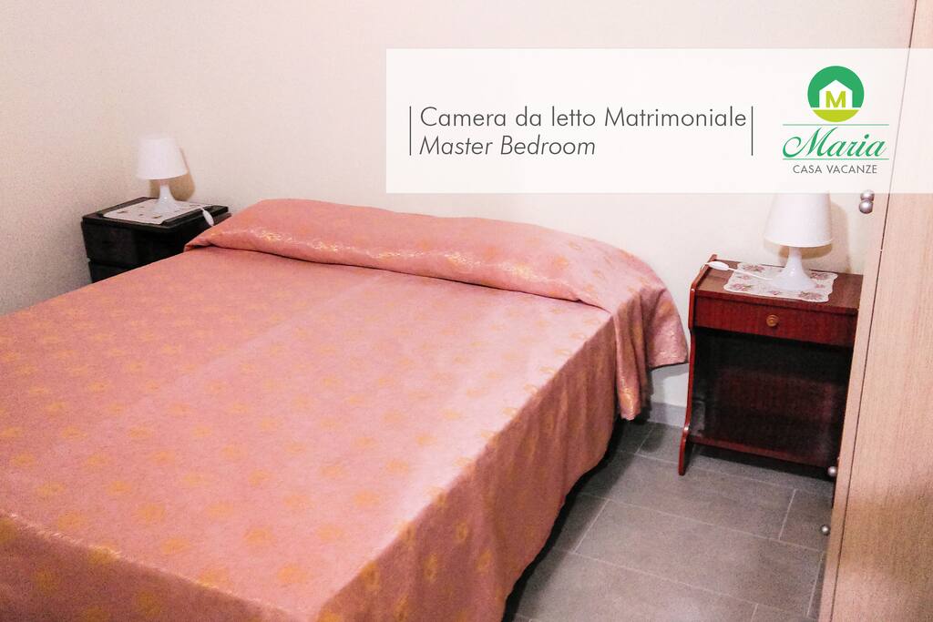 Camera da letto matrimoniale semplice ma confortevole
