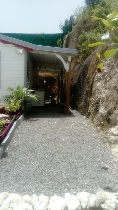 Accès privé à votre studio et à sa terrasse.