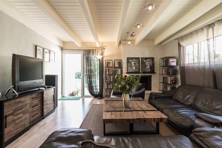 Artistic House in Upscale Neighborhood of Glendale gallery image 3