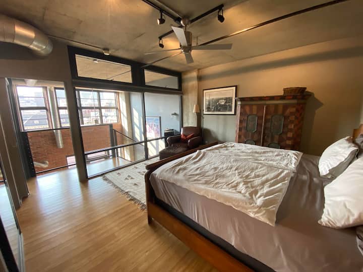 Pogled na grad iz glavne spavaće sobe s mogućnošću zamračivanja prostorije pomoću bežičnih spuštenih sjenila