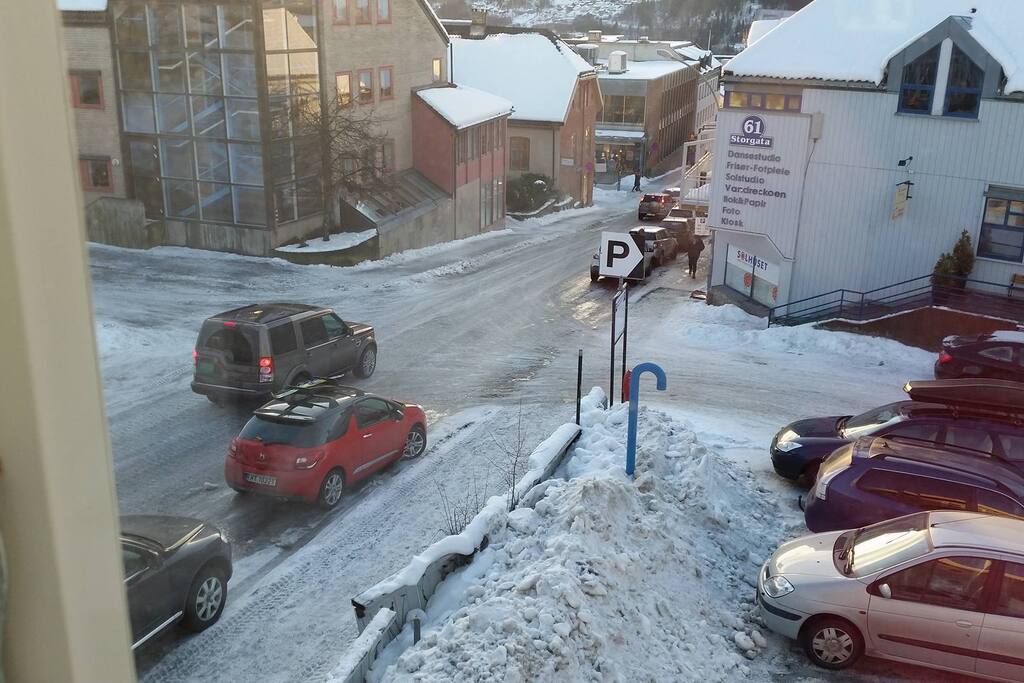 Utsikt fra rommet ut mot gågaten.