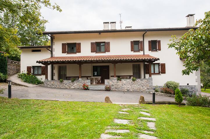 CASA RURAL EN LA COSTA VASCA,HA 5 KM DE ZUMAIA. gallery image 2