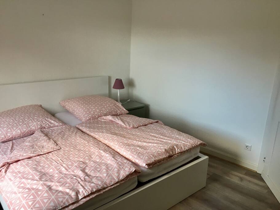 Schlafzimmer 2 mit angrenzendem Badezimmer