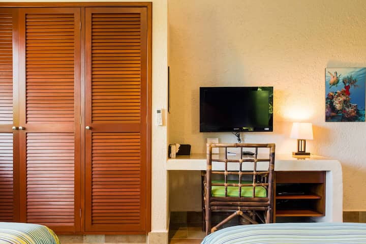 双人卧室工作区和壁橱区域