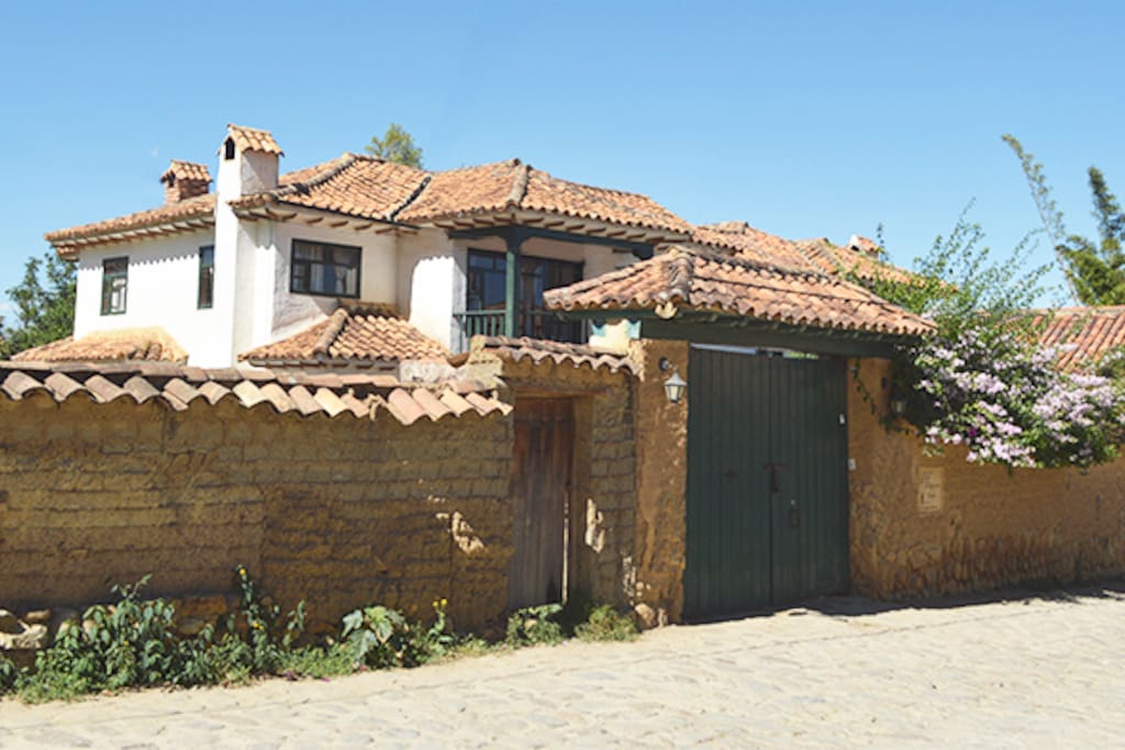 CASONA COLONIAL VACACIONAL EL REFUGIO DELOS VIRREYES, UBICADA A SOLO TRES CUADRAS DE LA PLAZA MAYOR ,EN PLENA ZONA HISTORICA Y TURISTICA DE VILLA DE LEYVA,BOYACÁ,COLOMBIA. CUPO MAXIMO DE 12 PERSONAS, SE PUEDE ALQUILAR PARA MENOS PERSONAS,CALLE 10 # 6-35 , REGISTRO NACIONAL DE TURISMO 10972.- CONTACTO: RICARDO BARRERA CANCINO, MOVIL 3105831878.refugiodelosvirreyes@gmail.com.- fotos: casahotelrefugiodelosvirreyes.blogspot.com-