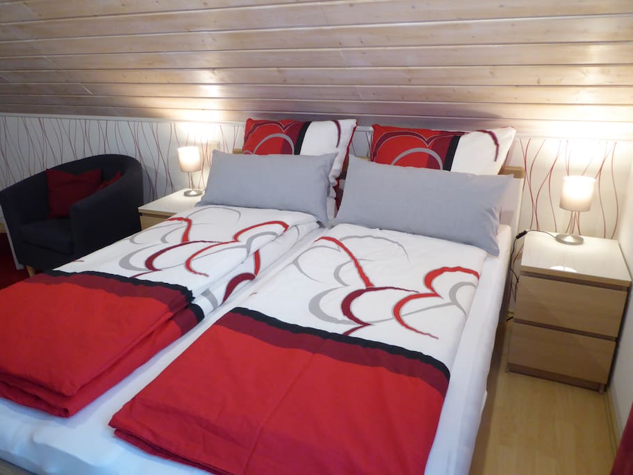 Zimmer 1
gemütl. Bett mit Matratzen H2,
2x 80x200 (160x200)