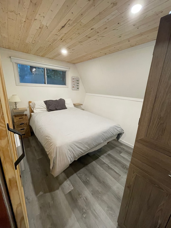 غرفة النوم الكبيرة في الطابق الرئيسي