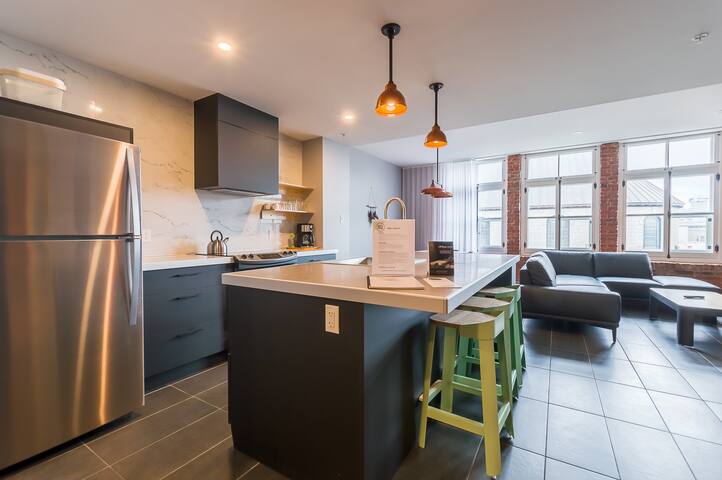 T302 – Lofts du Trésor – Par Les Lofts Vieux-QC gallery image 2