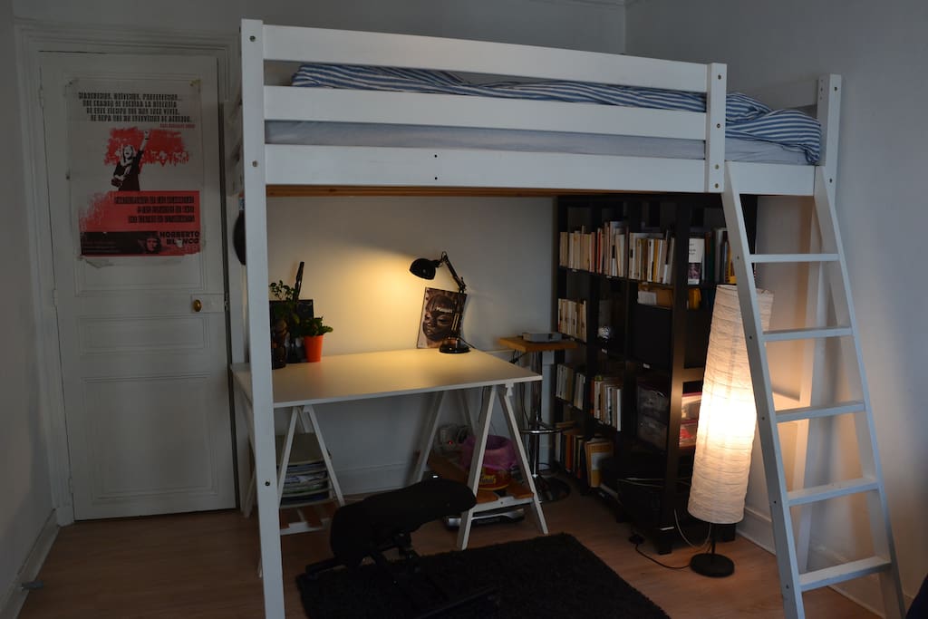 Lit mezzanine et bureau.