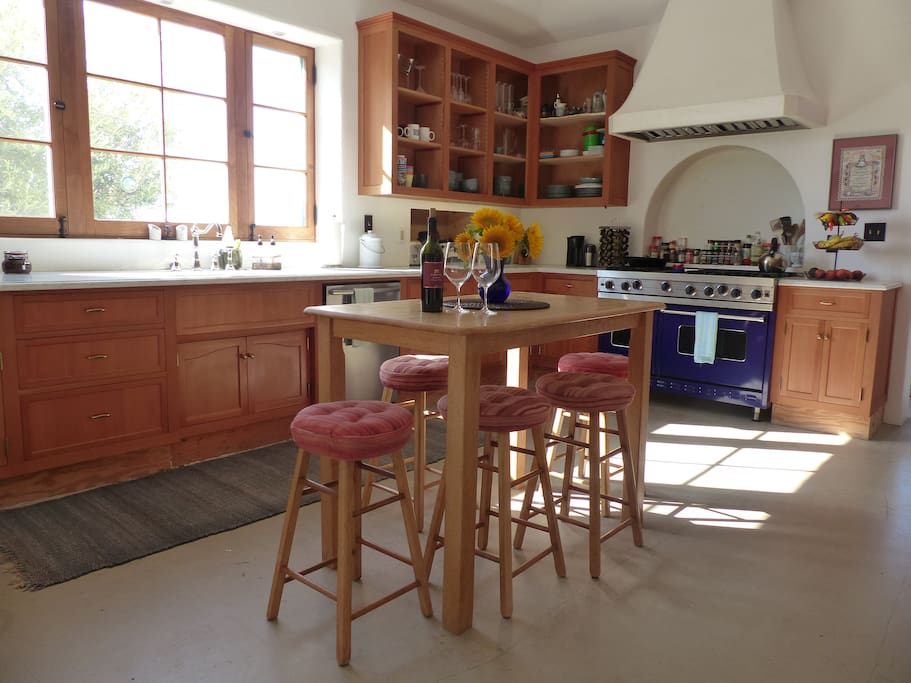 Large gourmet kitchen with 6 burner Viking stove.
