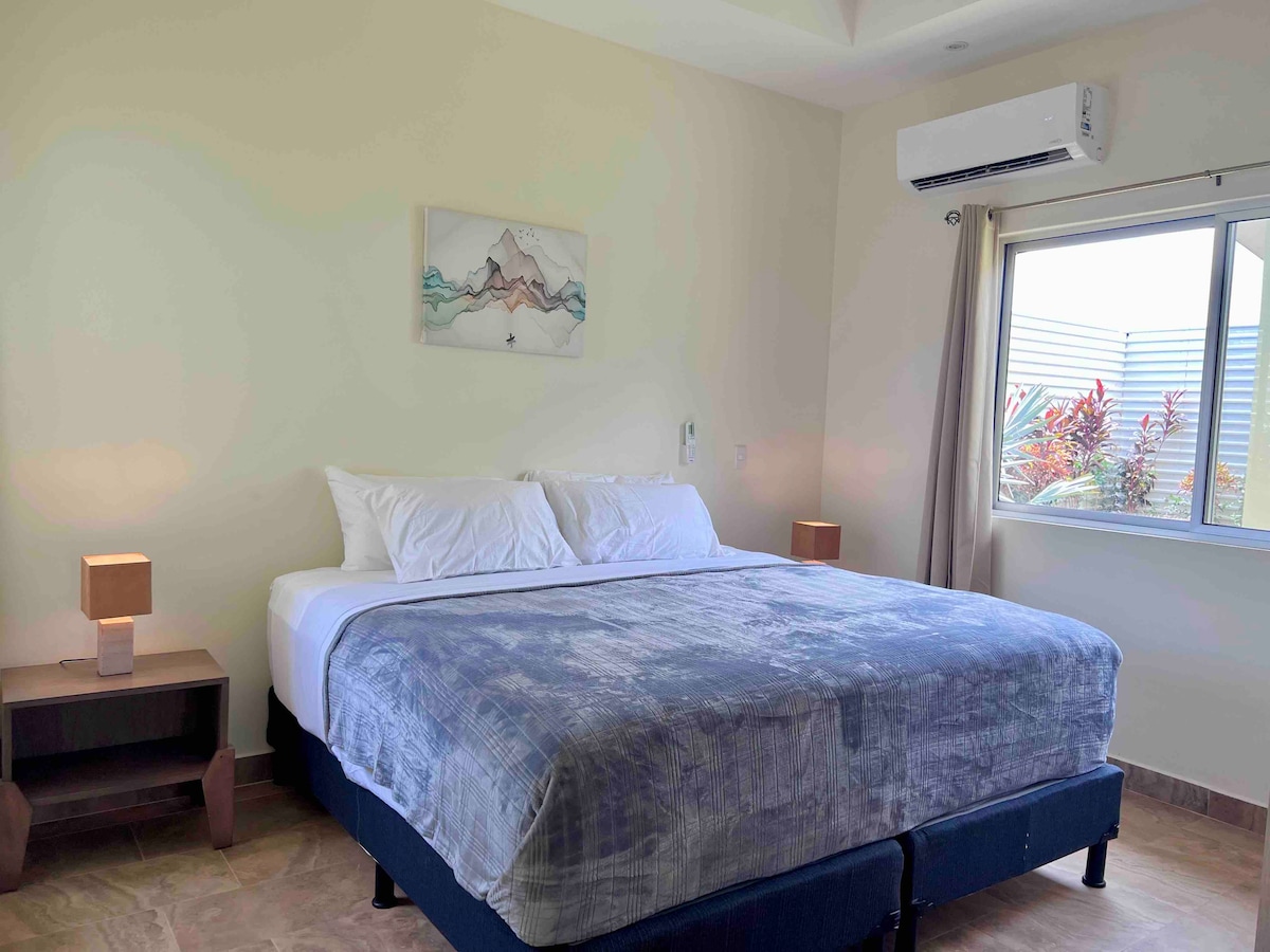 卧室2 ：如有需要，可将加大双人床分开，配备2张单人床。