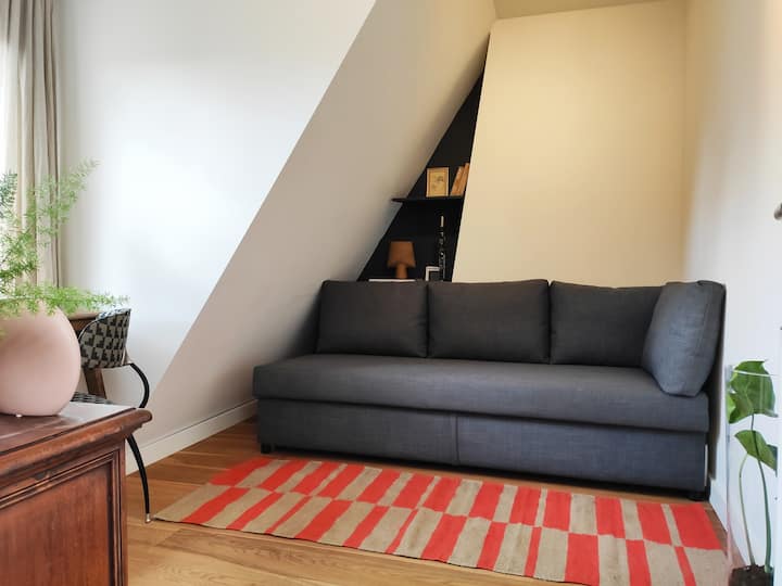 Dhoma e dytë e gjumit me një divan krevati 2 x 1,55m, një tavolinë pune dhe një karrige leximi.
Para se të mbërrish, divani i krevatit do të jetë plotësisht i përgatitur me çarçafë, jastëkë dhe gjithçka tjetër që të duhet. 