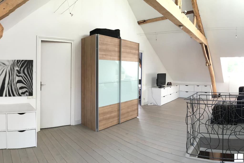 2 Etage plateau salon avec TV et refrigérateur