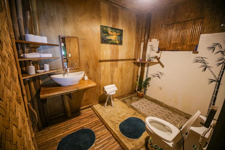 Les deux chambres disposent de leur propre salle de bain et d'eau chaude. 

Les deux chambres ont leur propre salle de bain et eau chaude.

Les deux chambres disposent de leur propre salle de bain et de l'eau chaude.