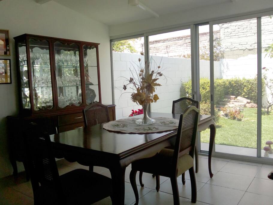 Comedor con vista al jardín