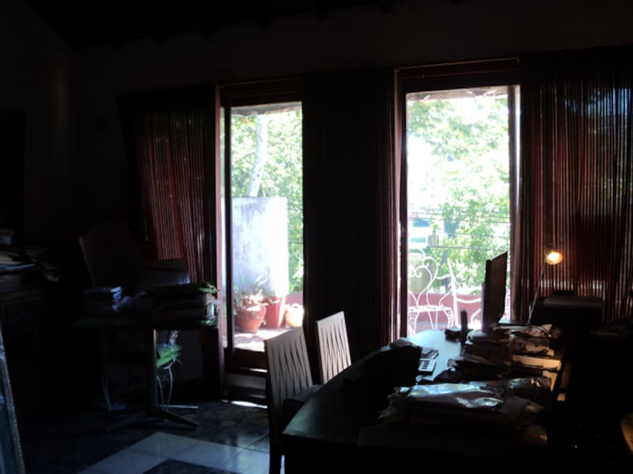 sala de estar con balcón