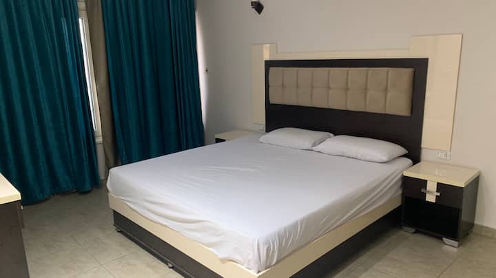 habitación principal con cama de 180 cm 