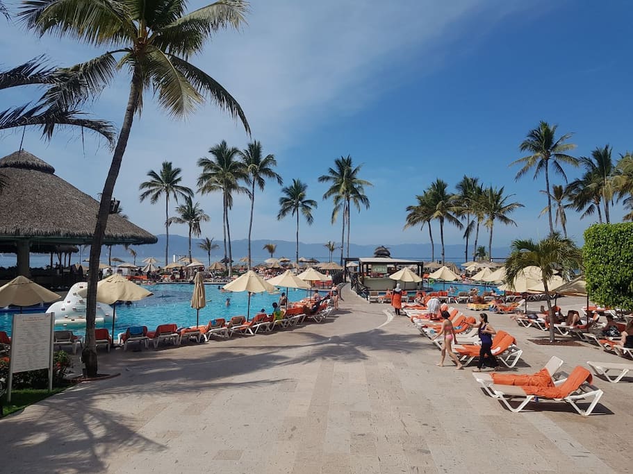 área de alberca, poolbar, acceso a la playa