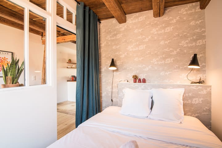 cama 2 personas con toallas arriba