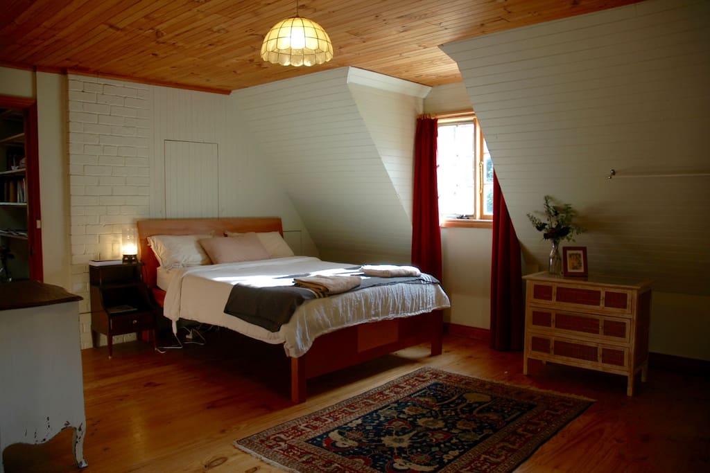 Main bedroom
Queen Bed