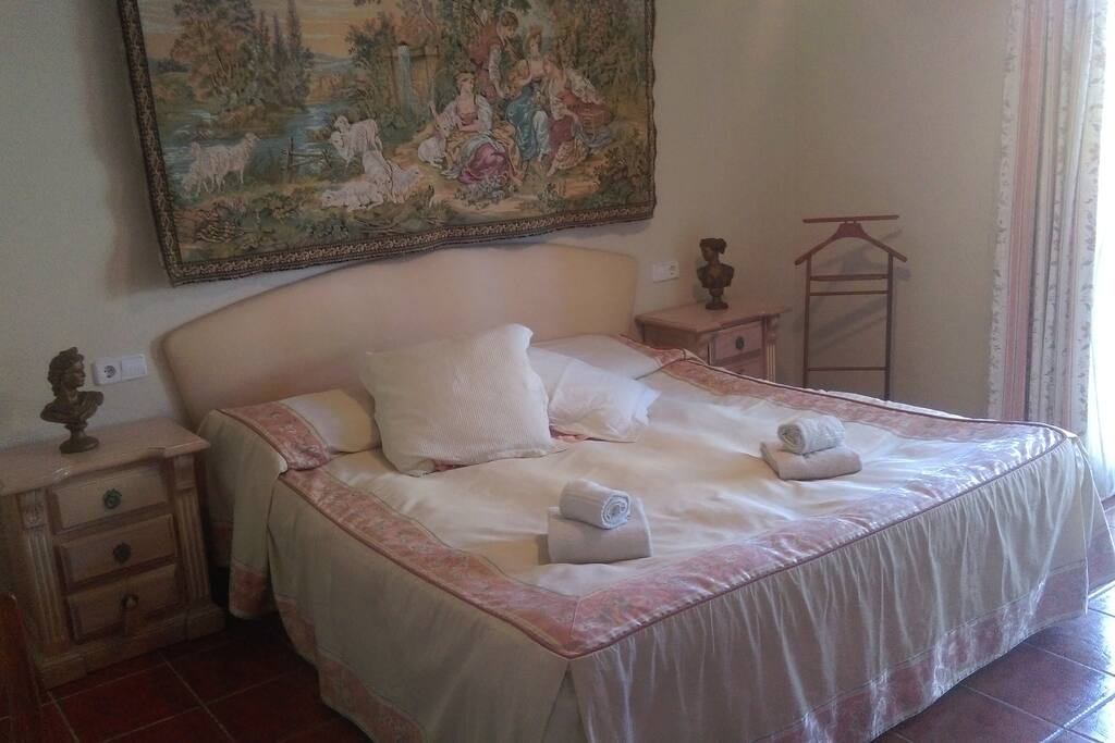 Habitación princiapal en suite con cama de agua king size y armarios empotrados
