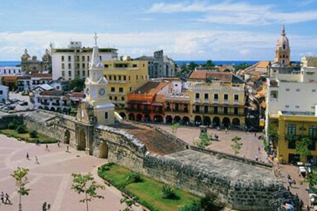 Imagen panorámica del centro histórico de Cartagena a diez minutos caminando desde el alojamiento.