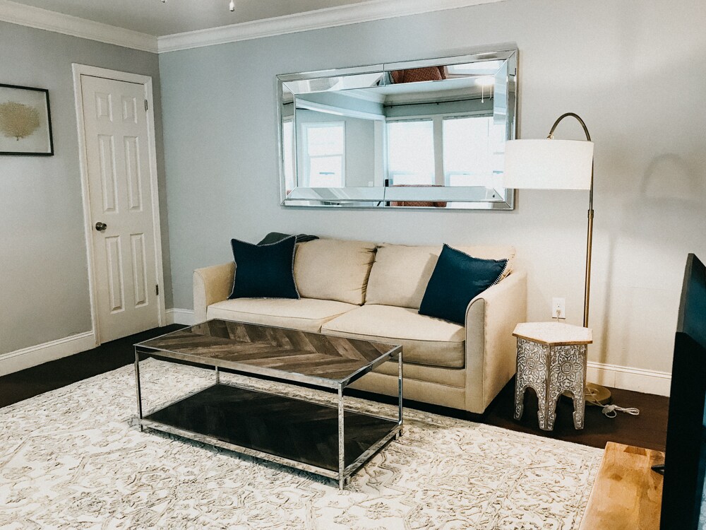 Pohľad z predných dverí s rozkladacou pohovkou do obývacej izby.