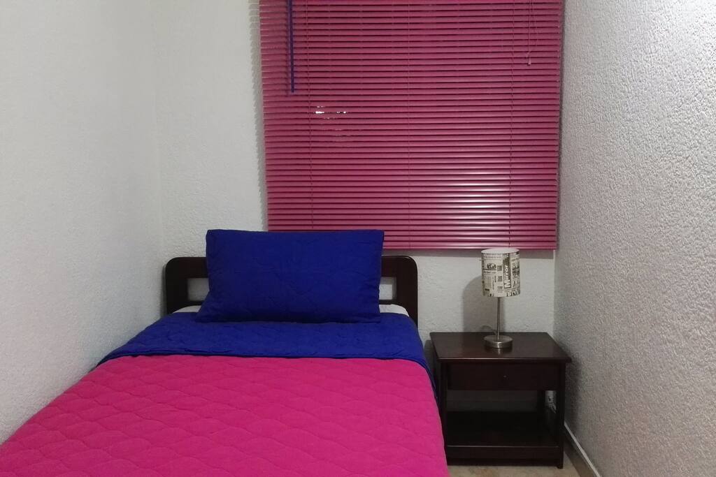 Alcoba sencilla con closet