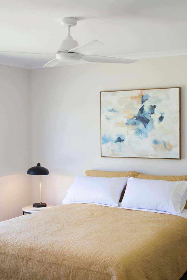 Krásne nástenné umenie v celom dome s lampami v každej spálni