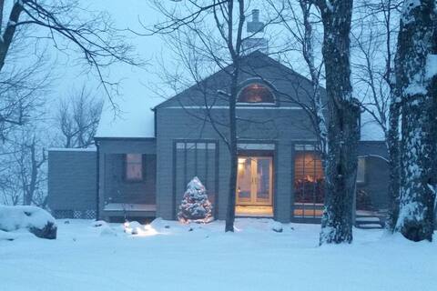 Cliff's Edge a Contemporary Mountain Home