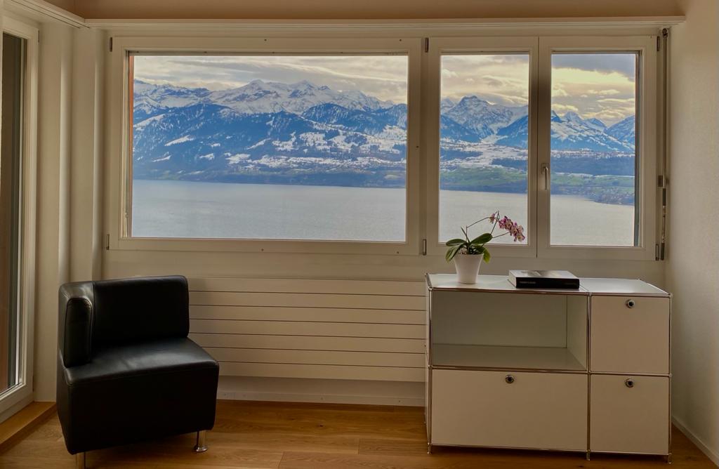 Primer dormitorio, con vistas a Berna Oberland (Oberland bernés )