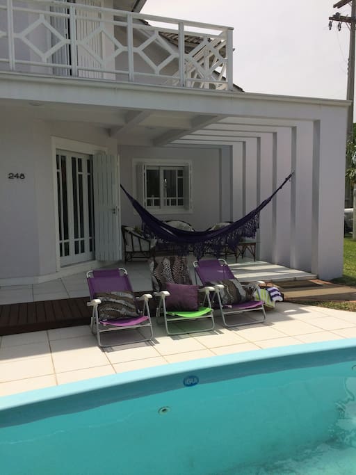 varanda junto à piscina