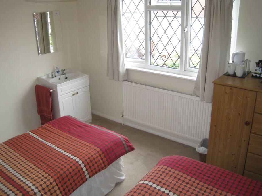 Twin Room
Vanity Unit