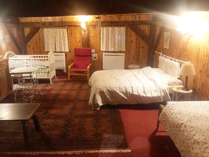 غرفة النوم رقم2 في الطابق الأول. هذه الغرفة كبيرة جدًا ولطيفة جدًا، وهي مثالية لعائلة صغيرة لديها طفل وطفل. وهي مجاورة لغرفة الاستحمام مع مرحاض وحوض استحمام. نافذتان تطلان على المرج والجبل. 