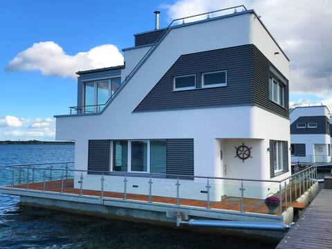 Floating house Robby II