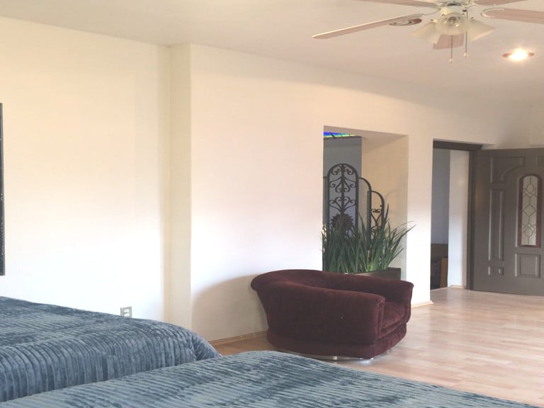 主卧可俯瞰花园。我们在一楼