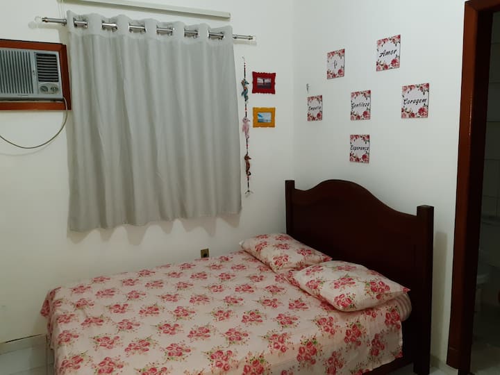 Апартман 2 на горниот кат, со брачен кревет (широк 150-179 см), клима уред, лежалка и гардеробер