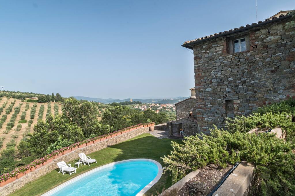 giardino con piscina in mezzo alle colline